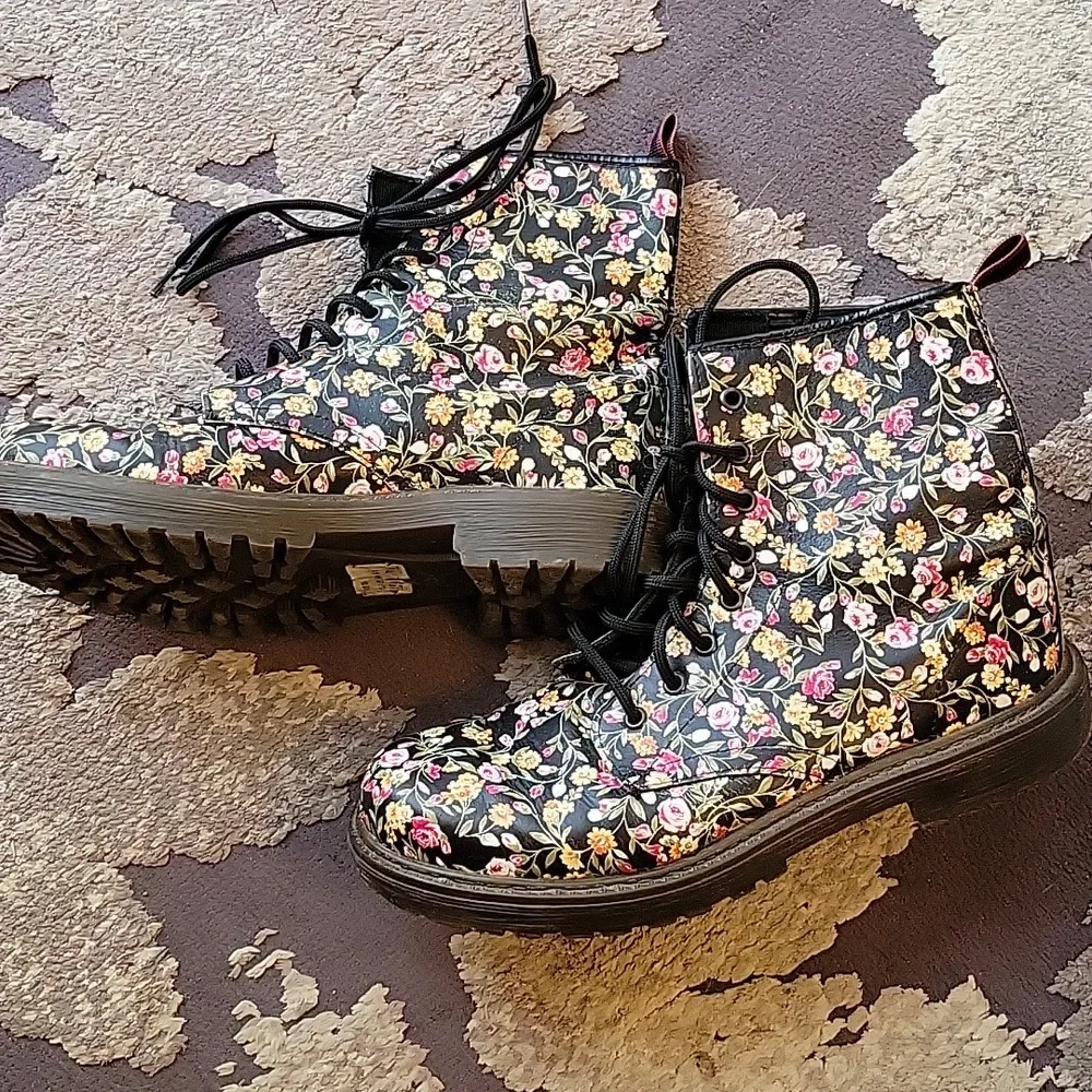Floral boots - Picture 1 of 7